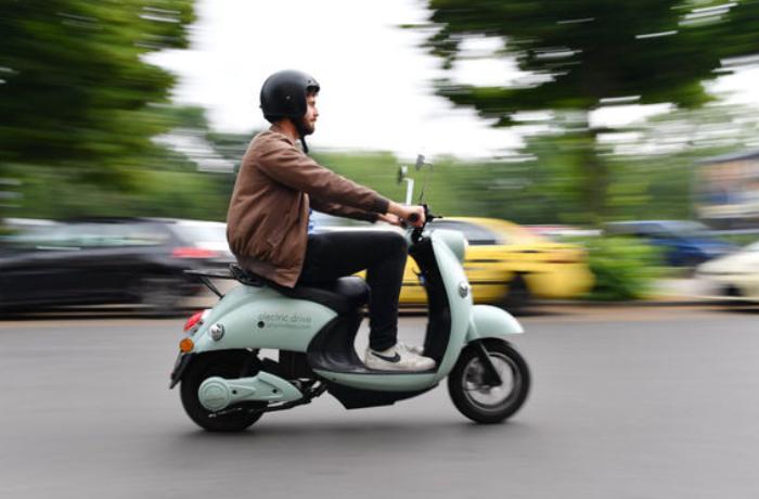 Azərbaycanda moped idarə etmək üçün sürücülük vəsiqəsi tələb olunacaq