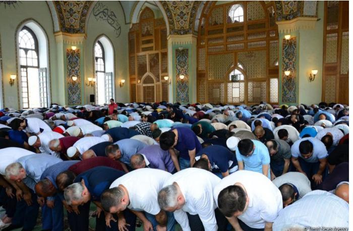 Azərbaycanda bayram namazı qılınır 