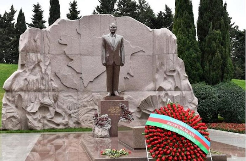 Qurbanqulu Berdiməhəmmədov Heydər Əliyevin məzarını ziyarət etdi