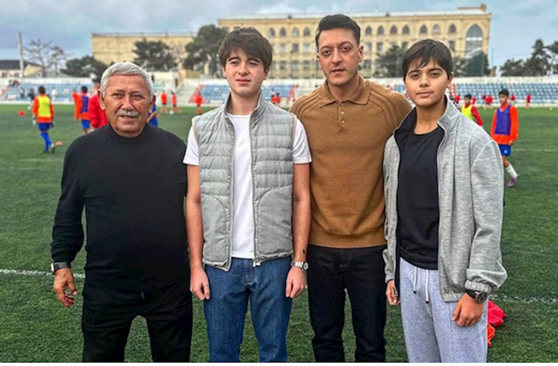 Prezidentin nəvələri Mesut Özillə görüşdü — FOTO 