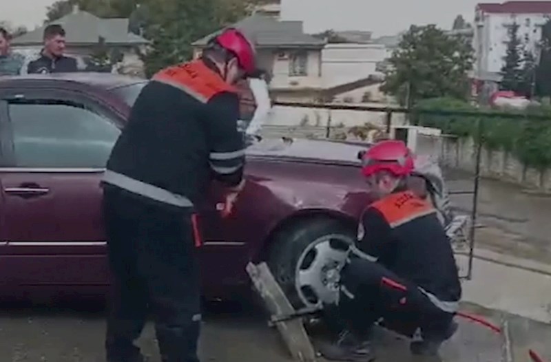 Bakıda avtomobil arakəsmələrə çırpıldı: Xəsarət alan var — VİDEO