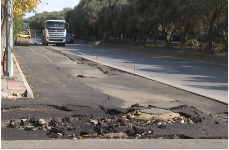 Bakıda yeni asfaltlanan yol çökdü — VİDEO