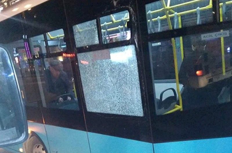 Avtobus “qırmızı”da keçib qəza törətdi — Ölənlər var