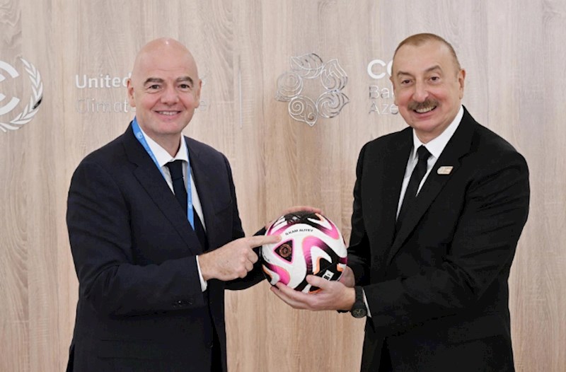 FIFA prezidenti Azərbaycan liderinə üzərində "İlham Aliyev" yazılmış xüsusi top təqdim edib — FOTO