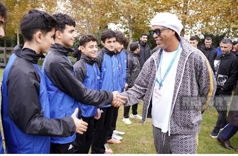 Ronaldinyo azərbaycanlı yeniyetmə futbolçularla görüşdü — VİDEO