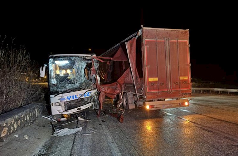 Türkiyədə sərnişin avtobusu yük avtomobili ilə toqquşdu: Xəsarət alanlar var