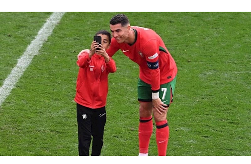 UEFA-dan meydançaya girərək Ronaldo ilə şəkil çəkdirən Berata CƏZA