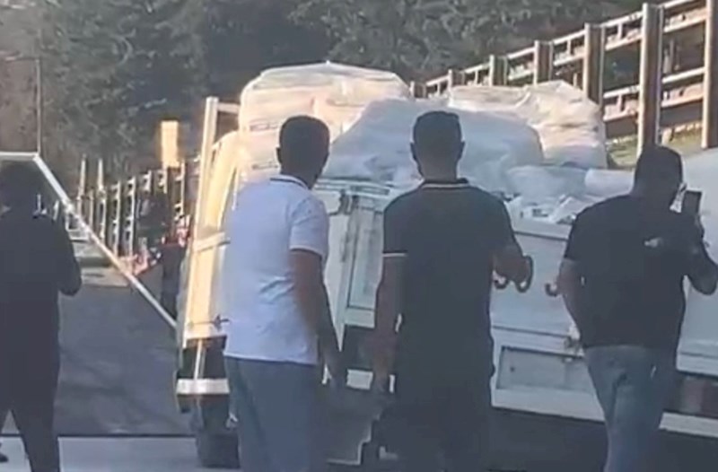 Bakıda tikinti materialı daşıyan yük maşını qəzaya uğradı — Avtomobillər toza batdı (VİDEO)