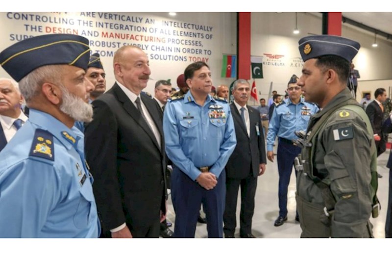 İlham Əliyev İslamabadda hərbi sərgi ilə tanış oldu