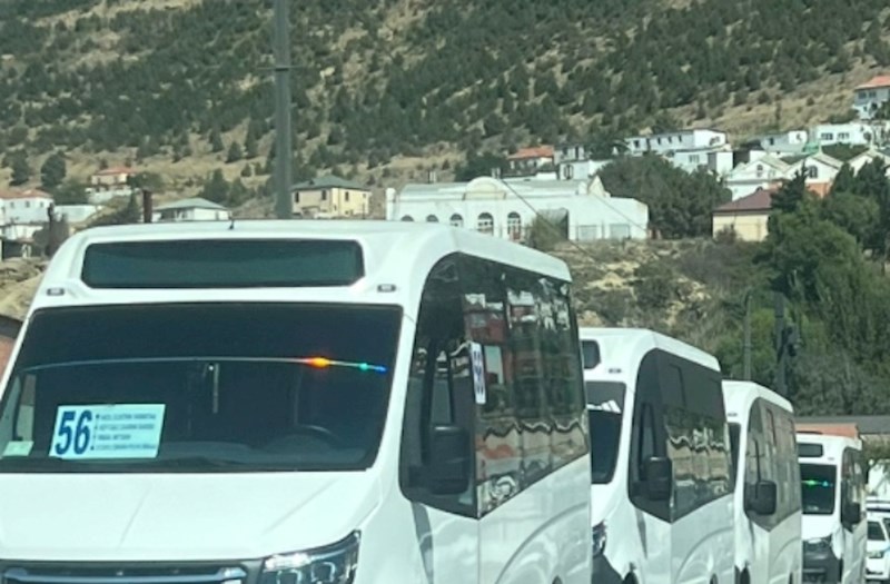 Bayılda köhnə avtobusla sərnişin daşıyan sahibkar yeni avtobusların təkərlərini deşdi — FOTOLAR