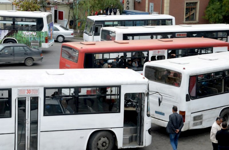 İctimai nəqliyyatda tragikomik mənzərə: Qiymət fərqinə görə görün nə edirlər