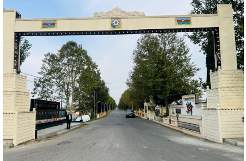 Bir yol gedir Kolanıya…