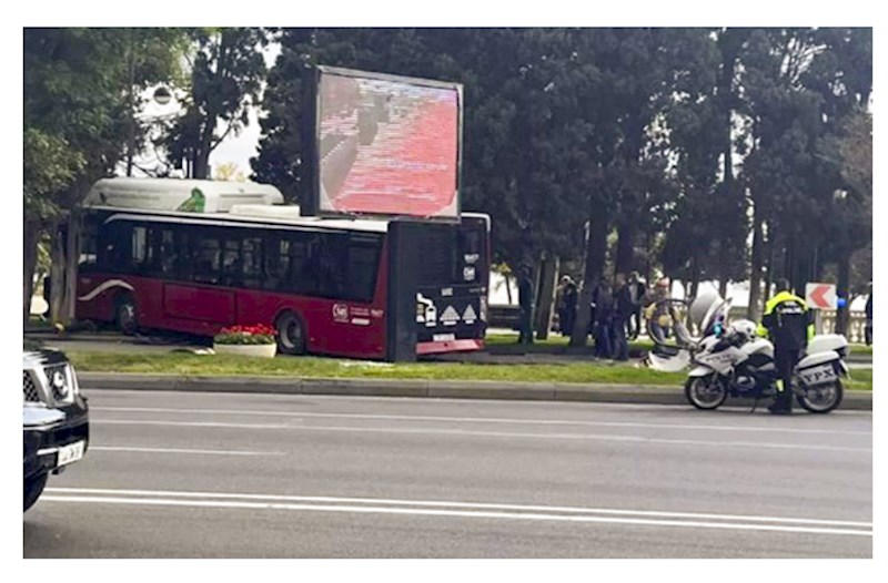 Sürücünün halı qəfil pisləşib, avtobusu dayandıra bilməyib... 
