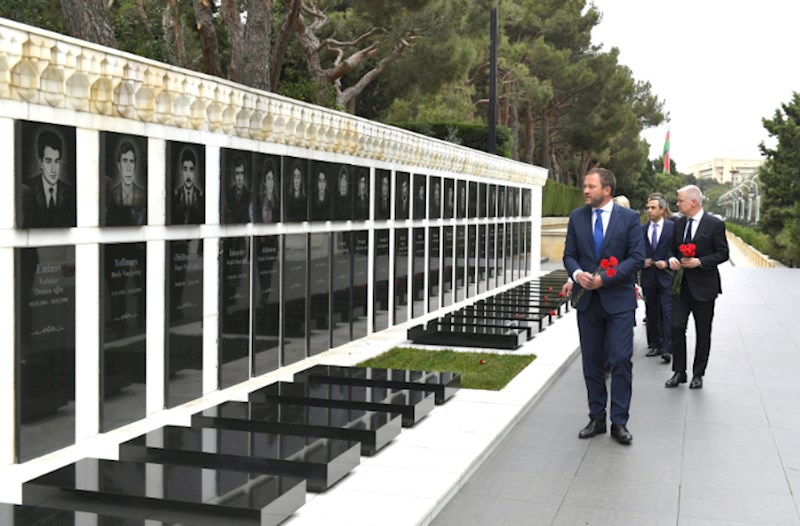 Estoniyanın xarici işlər naziri şəhidlərin xatirəsini andı — FOTOLAR