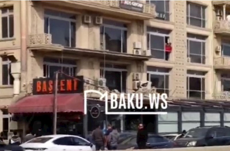 Binanın eyvanı uçdu, restoranın üstünə düşdü — VİDEO 