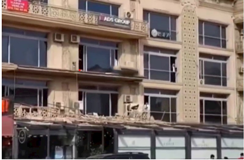 Bakıda eyvan restoranın üzərinə uçdu: Məsuliyyəti kim daşıyır?