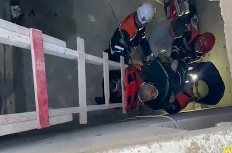 Badamdarda su anbarına düşən vətəndaş xilas edilib