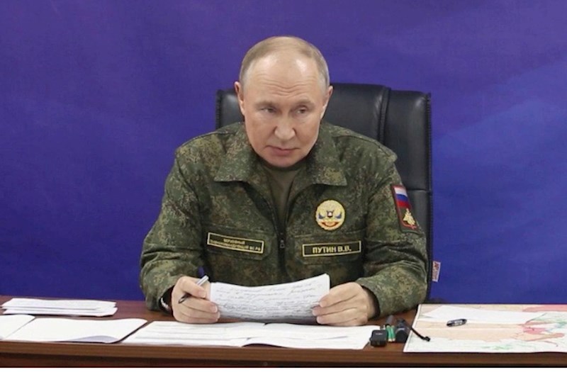 Putin hərbi geyimdə komandanlarla müşavirə keçirdi
