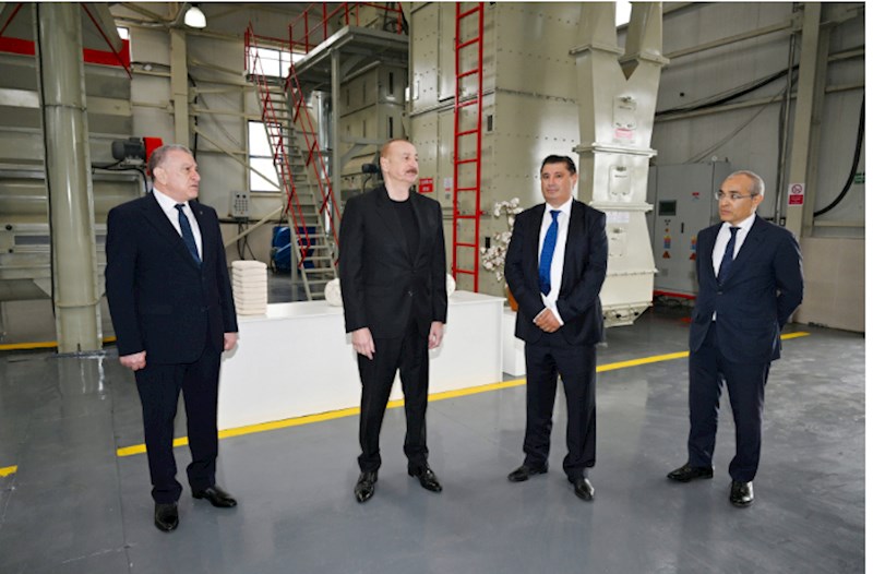 Prezident İlham Əliyev Sabirabadda pambıq emalı zavodunun fəaliyyəti ilə tanış olub — FOTOLAR