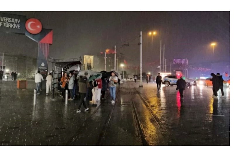 Zəlzələ və leysan eyni gecəyə təsadüf etdi: İstanbulda çətin anlar —  FOTOLAR