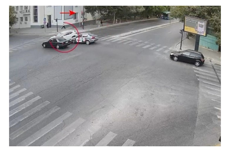 Bakıda "qırmızı"da keçən avtomobil qəzaya səbəb oldu —  ANBAAN GÖRÜNTÜLƏR