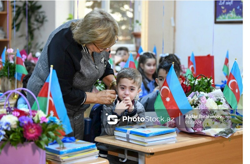 Müəllimlər Günü ilə əlaqədar yüzlərlə müəllim təltif edildi 