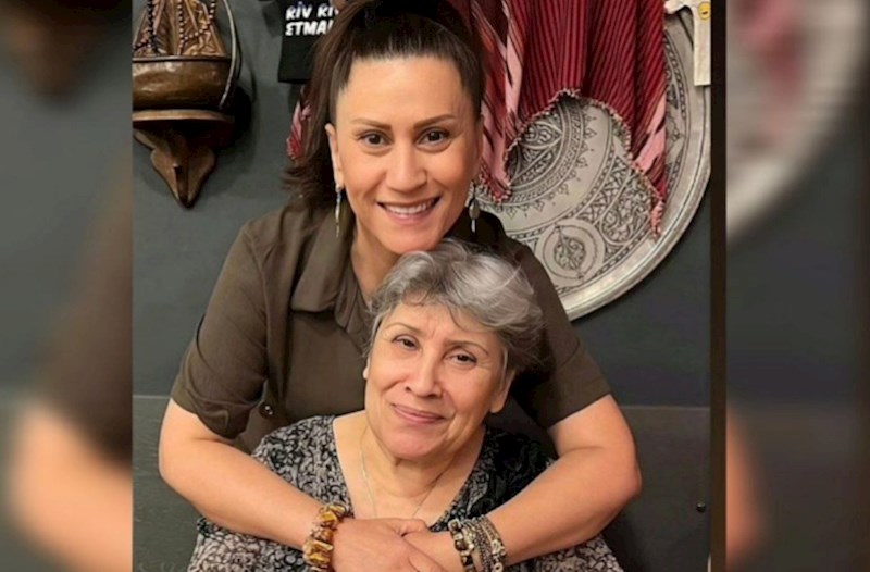 Azərin anası ilə fotosunu yayımladı