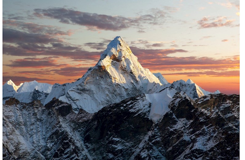 Everestdə qar çovğunu: Min turist təcrid olunub