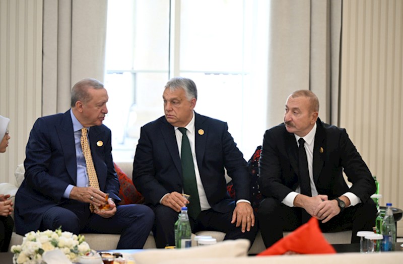 Liderlər çay süfrəsi arxasında — FOTOLAR 