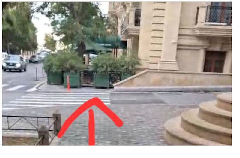 “Sapphire Hotel”in qarşısında piyada səkisi zəbt edilib — FOTOLAR 