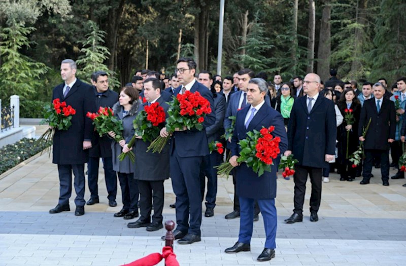 Gənclər və İdman Nazirliyinin kollektivi Fəxri Xiyabanı ziyarət edib