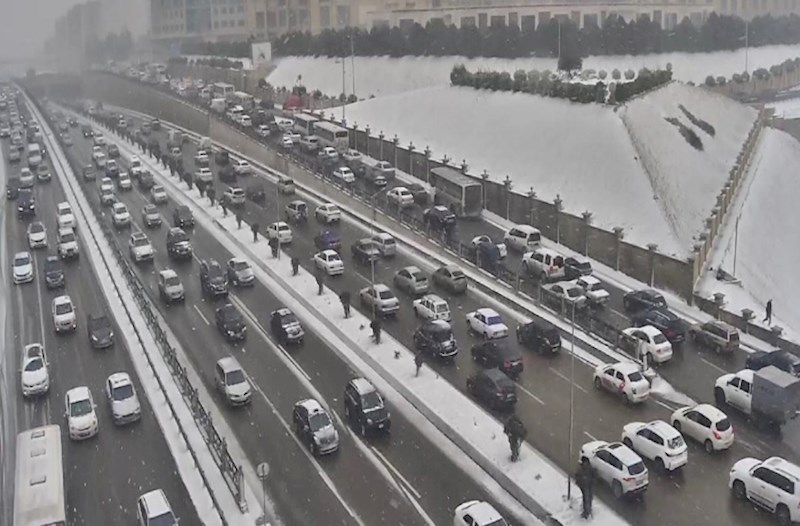 Sürüşkən yollar səbəbindən baş verən QƏZALAR — FOTOLAR