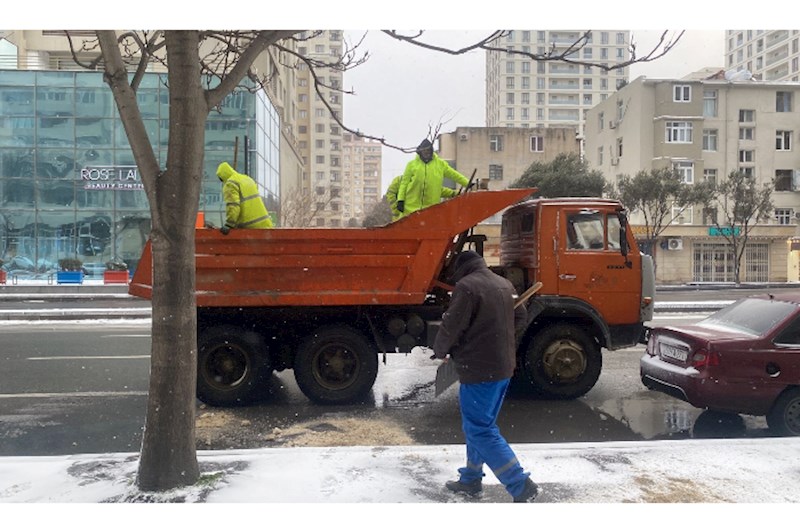 Paytaxta yenidən yağan qarın təmizlənməsi işləri davam edir — FOTOLAR