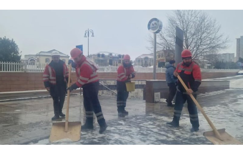 Metro stansiyalarının girişləri qardan təmizlənir — FOTOLAR