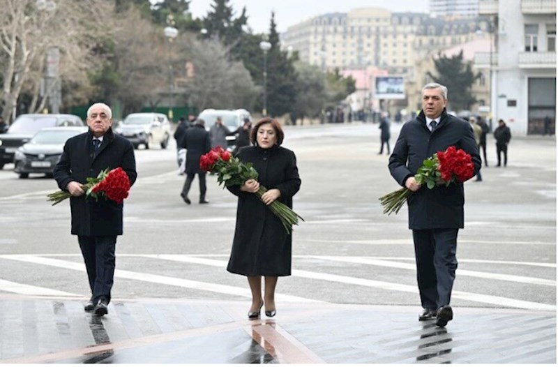 Rəsmilər Xocalı soyqırımı abidəsini ziyarət etdilər — FOTOLAR