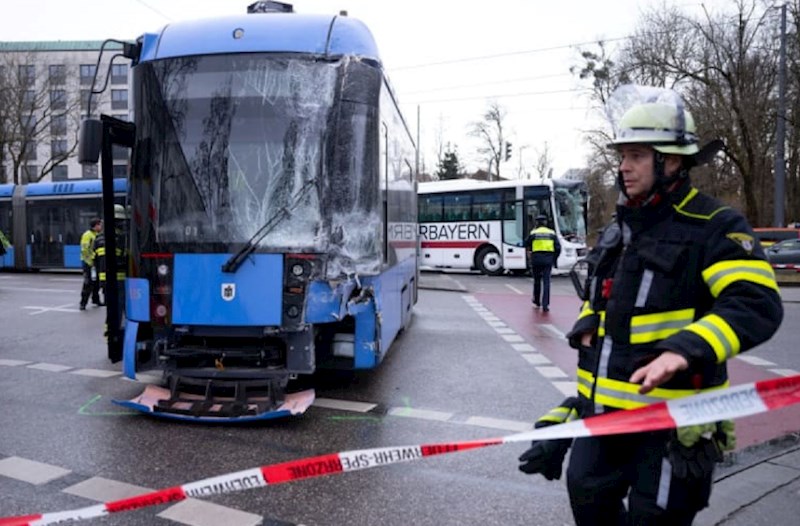 Almaniyada məktəb avtobusu tramvayla toqquşub, 12 nəfər xəsarət alıb