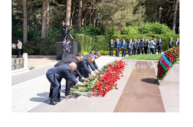ETSN-in kollektivi Ulu Öndər Heydər Əliyevin məzarını ziyarət edib — FOTOLAR