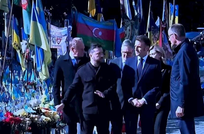Günün FOTOSU: Makron Kiyevdə, Azərbaycan bayrağı başı üzərində