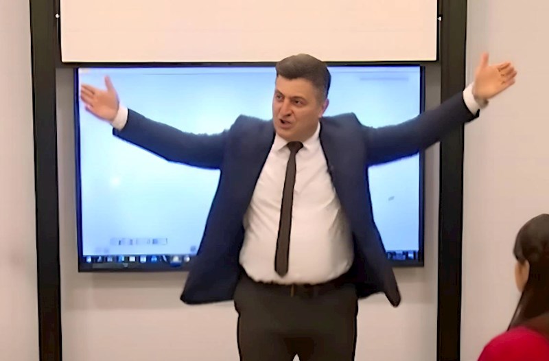 Ritmlə dərs keçən müəllim: "Oxumayan şagirdlər də dərsə meyil edirlər" — VİDEO
