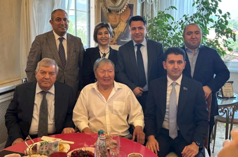 Oljas Süleymenov Azərbaycan nümayəndə heyətini şəxsi mənzilində QƏBUL ETDİ — FOTOLAR