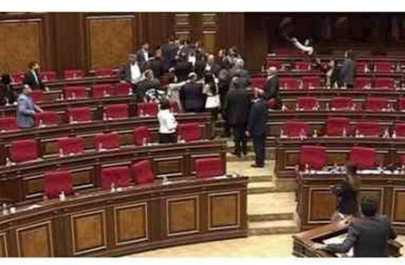 Ermənistan parlamentində vitse-spiker və deputat arasında dava 