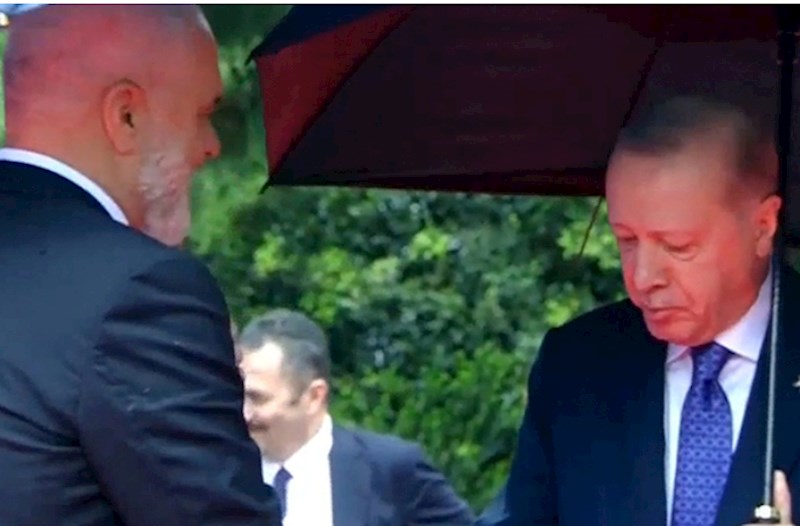 Ev sahibinin ayaqqabısı Ərdoğanın marağına səbəb oldu  — VİDEO/FOTO 