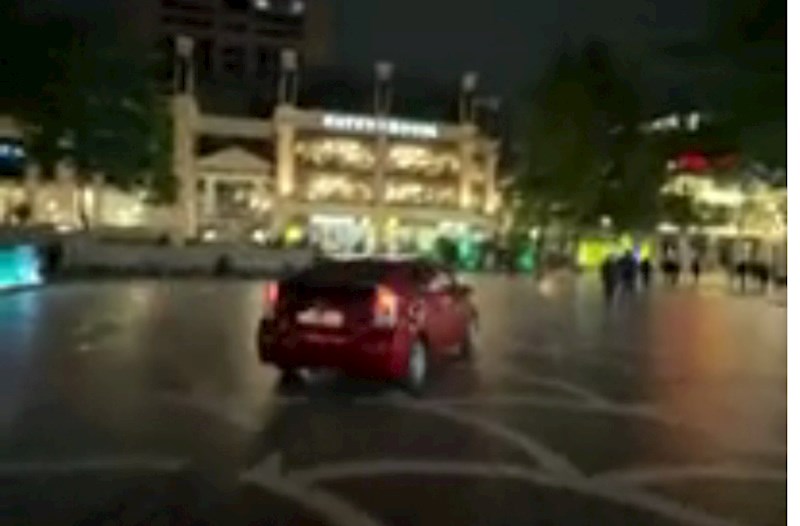 "Prius"un Nizami küçəsinə girməsinə kim icazə verib? — VİDEO 