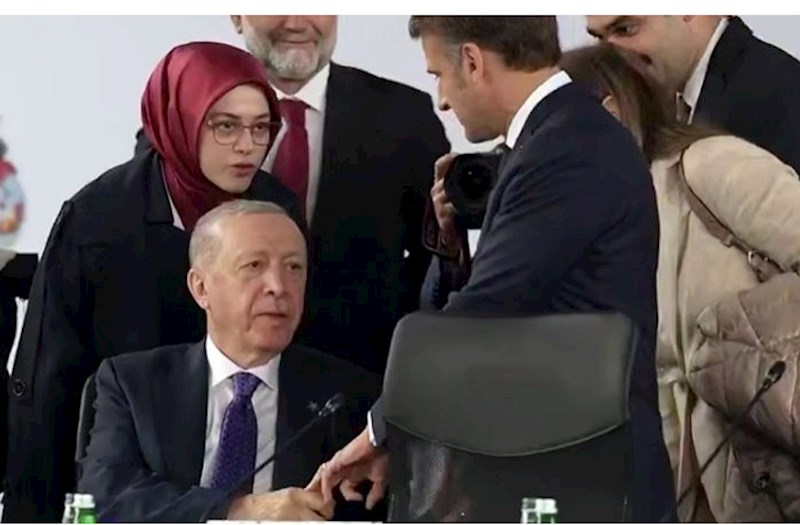 Ərdoğan Makronun barmağını niyə sıxıb? — VİDEO 