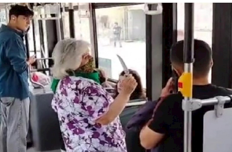 Avtobusda bıçaqla sərnişinləri hədələyən qadın saxlanıldı — VİDEO (YENİLƏNİB)