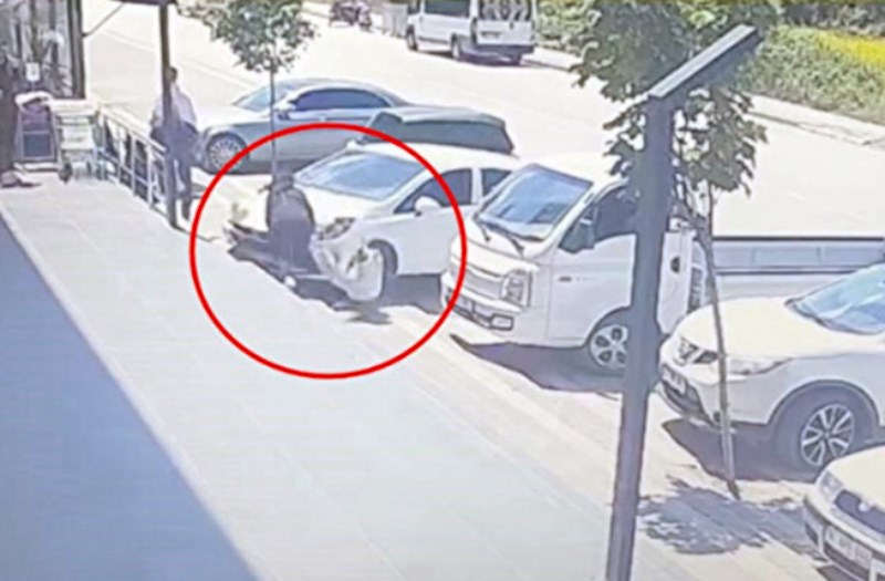 Əyləc əvəzinə qaz pedalına basan qadın sürücü iki gənc qızı vurdu — VİDEO