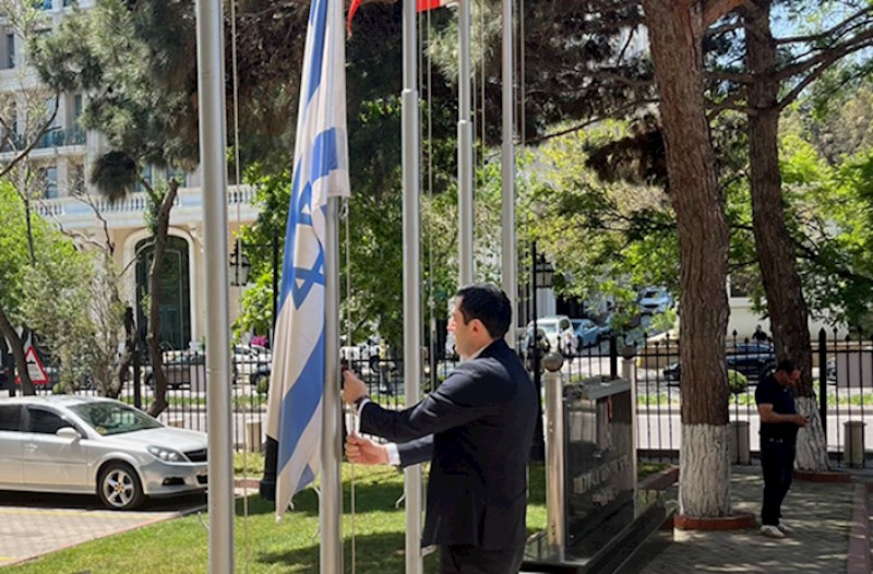 İsrailin Bakıdakı səfirliyində bayraq yarıya endirildi — FOTO