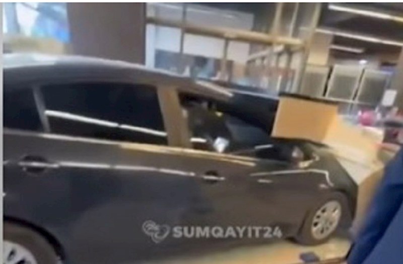 Qaz pedalı ilə əyləci səhv saldı: Maşını “Araz”a girdi — VİDEO 