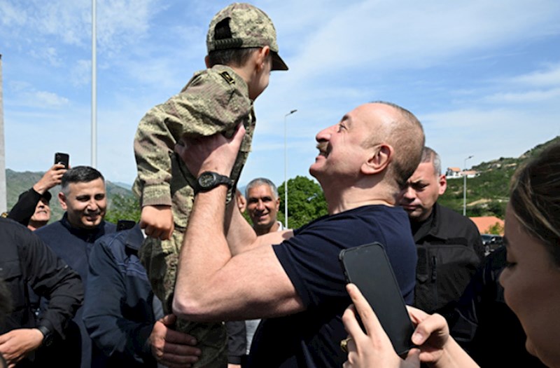 İlham Əliyev laçınlılarla bir arada — FOTOLAR (YENİLƏNİB)