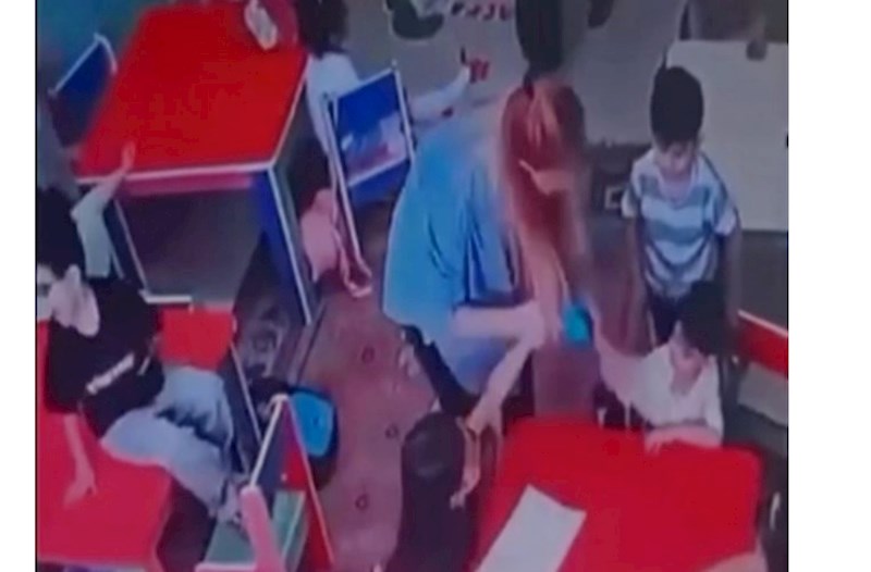 "Kaspi Kids"də müəllimin şiddət göstərdiyi azyaşlı 2 saat köməksiz vəziyyətdə qalıbmış — TƏFƏRRÜAT (VİDEO) 